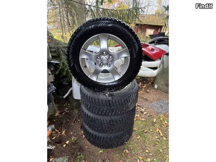 Myydään Nissan nastarenkaat vanteilla