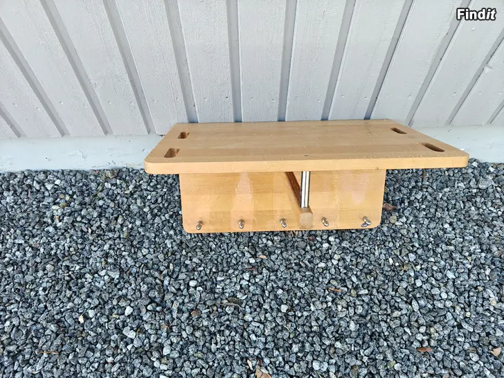 Säljes Hatthylla o trä med krokar