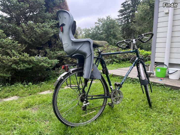 Säljes Garagetömning cyklar, cykelvagn, bildelar till BMW E28, diskplåt, fiskebyxor m.m