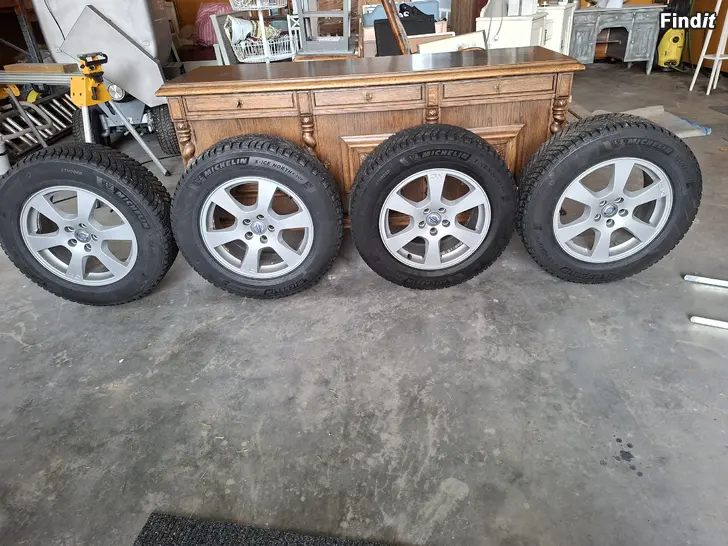 Säljes Volvo XC60 vinterdäck Michelin på fälg