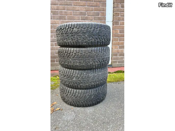 Myydään Nastarenkaat 235/45R18 Kumho wintercraft ICE WI32