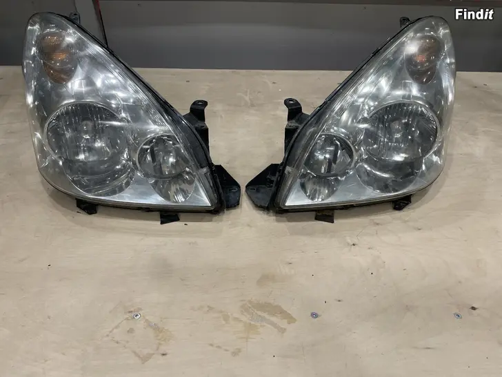 Myydään Corolla Verso 2004 - 2008 ajovalot, pari