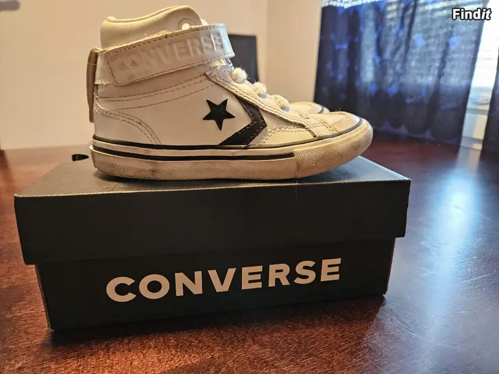 Säljes Converse skor st 28