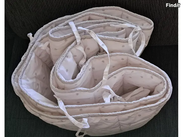 Säljes Pinnasängyn reunapehmuste-VARATTU