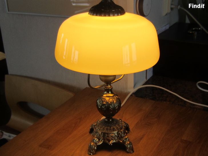 Säljes Vintage vacker bordslampa ,mässing/glas