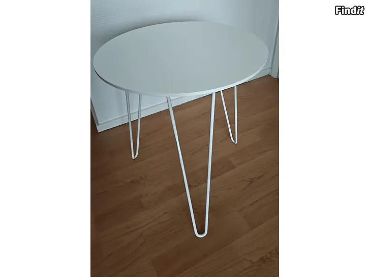 Säljes Två sidobord med hairpin-ben, pinnijalka