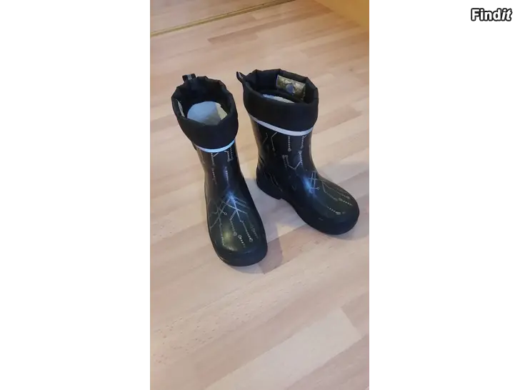 Myydään Nokian lämpökumisaappaat koko 30 mustat kuviolla  -hinta 10e