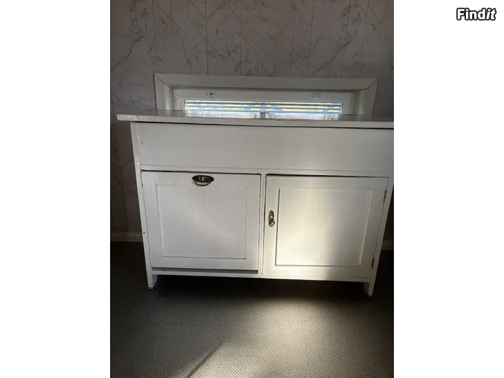 Säljes Skåp med beskåda