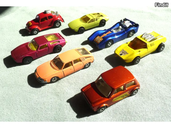 Myydään Vanhoja leikkiautoja VARATTU