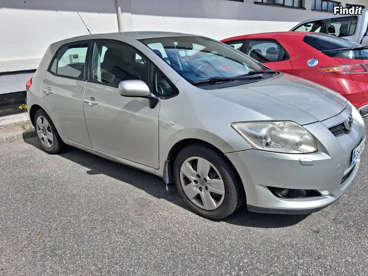 Myydään Toyota auris