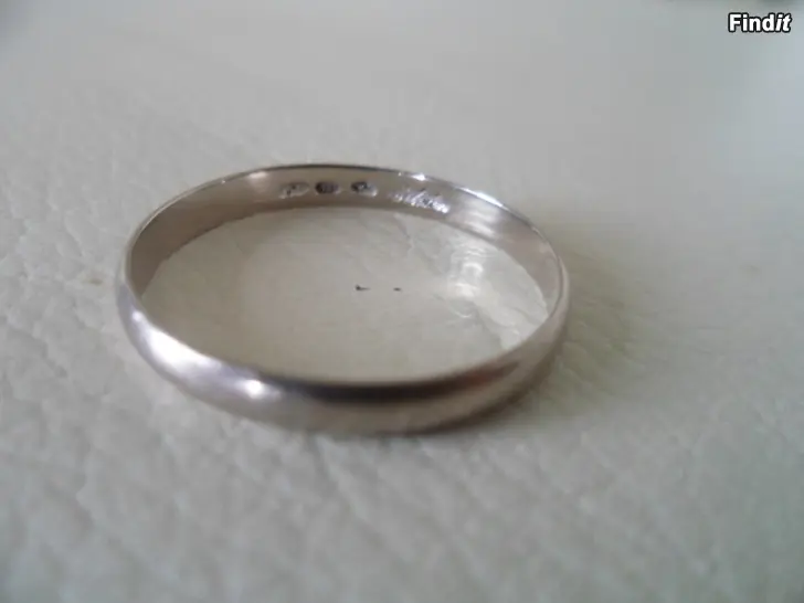 Myydään Silvan valkokultainen sormus 14K koko 19,5-20