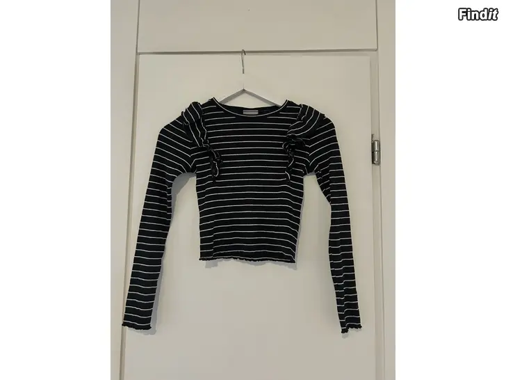 Myydään raidallinen paita