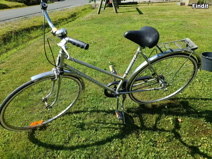 Säljes 28 tums dam cyklar / 28 tuumaa naistenpyöriä