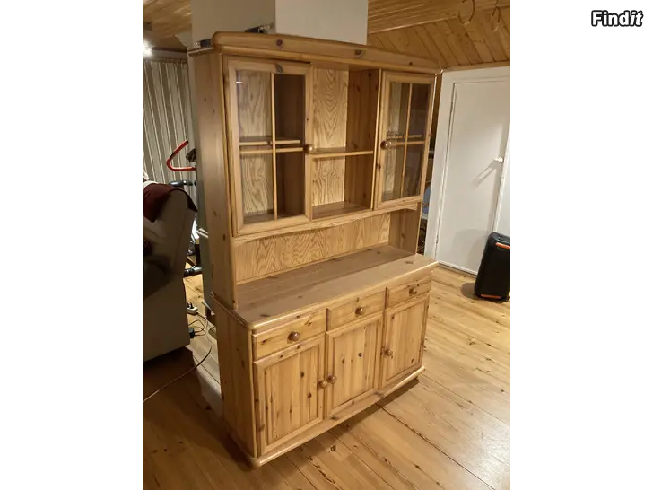 Myydään Begagnat furuskåp i gott skick