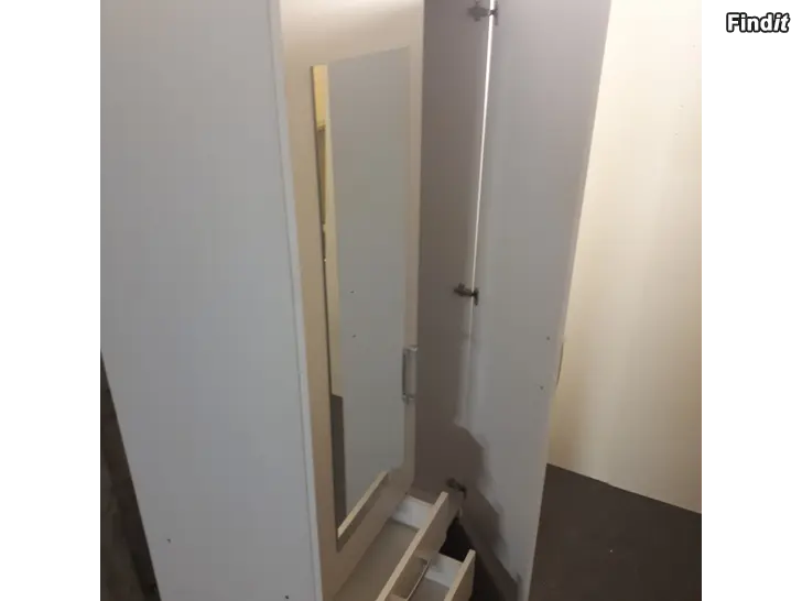 Myydään Vaatekaappi