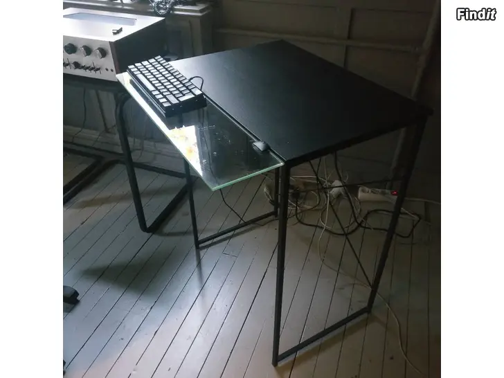 Säljes Ett litet svart bord med trä och glasskiva bytes mot ett kaffepaket