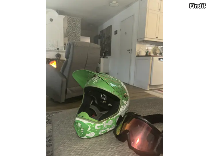 Säljes Hjälm och ögonskydd