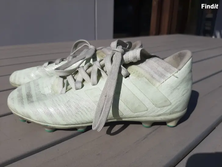 Säljes Adidas Nemeziz koko 33