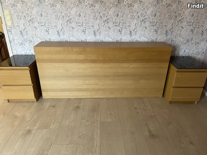 Myydään Myydään sängynpääty ja yöpöydät