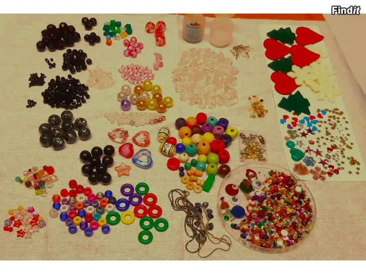 Myydään Helmi- ja askartelusetti moniväriset helmet ja koristeet