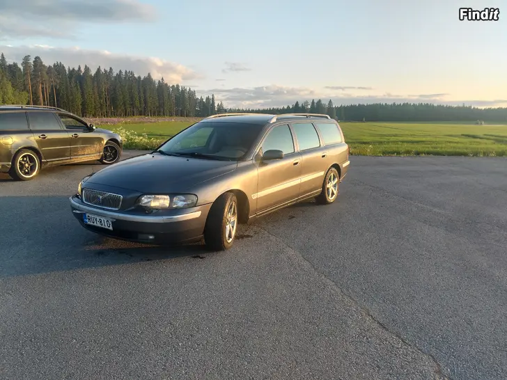 Myydään Volvo V70 2.5T