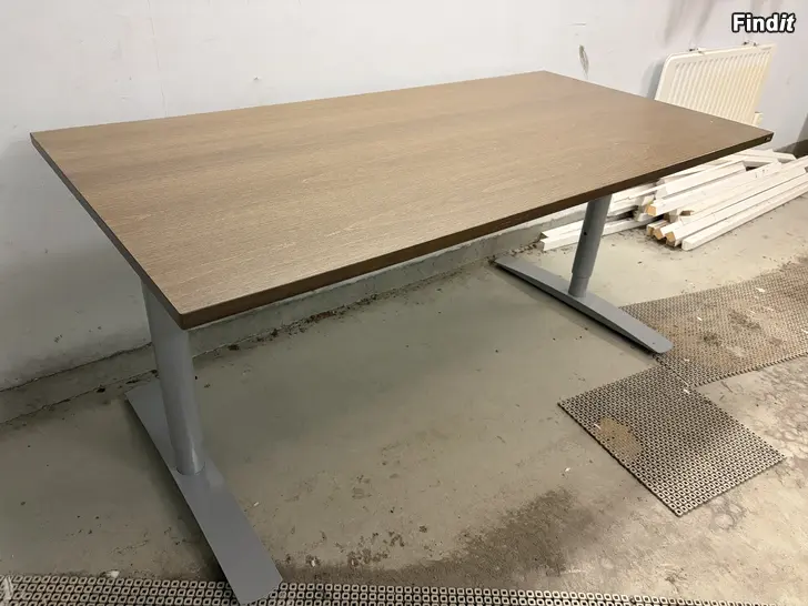 Myydään Höj o sänkbart skrivbord