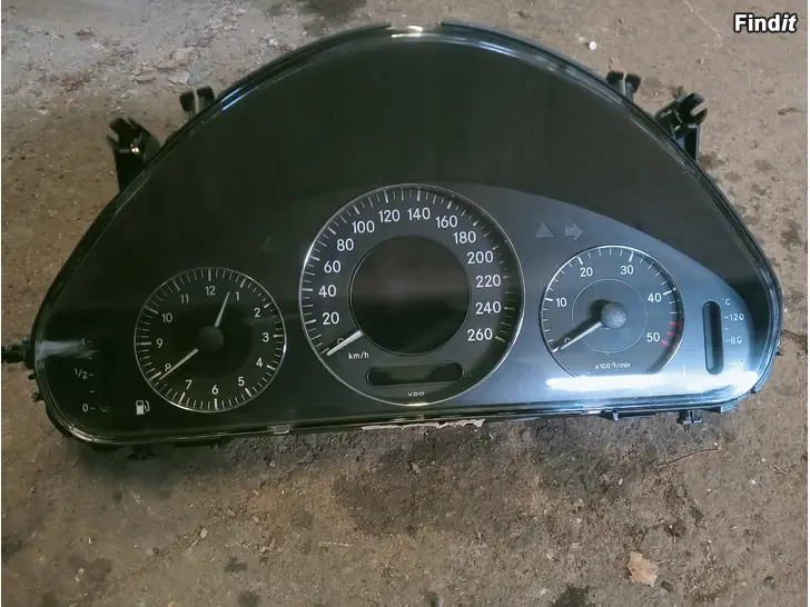 Myydään MB E W211 270 CDi 2003 mittaristo A2115402311