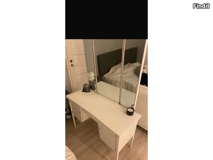 Säljes Vitmålat sminkbord med speglar