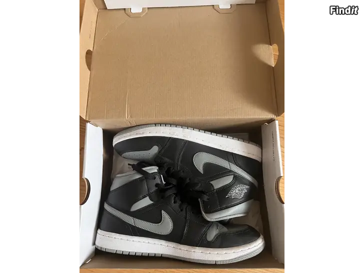 Myydään Air jordan mid koko 41