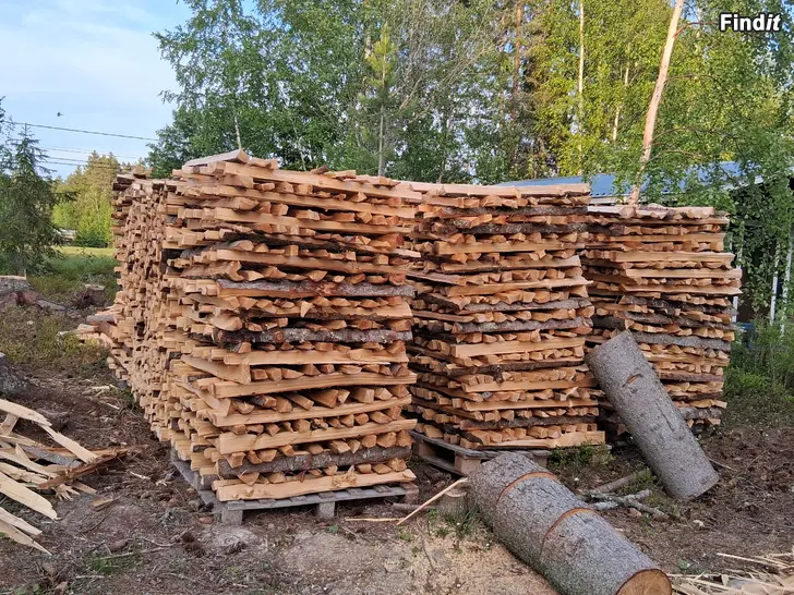Säljes 31 kubik klyvd gran/tallved i meterslängder säljes