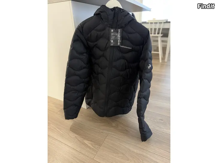 Myydään Uusi peak performance helium hood m