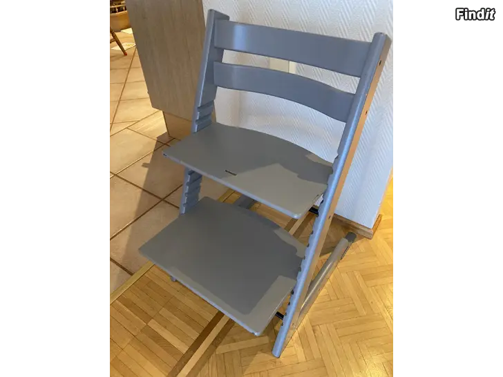 Säljes Stokke tripp trapp med babyset, bricka, glidare och dyna