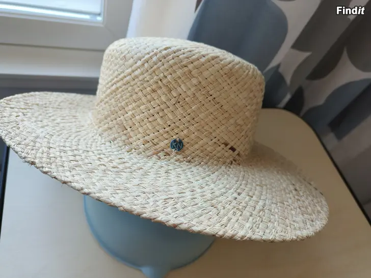 Säljes Olkihattu ja silkkihuivit