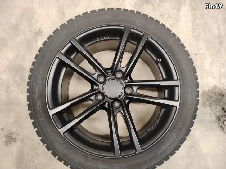 Säljes 225/45R17 vinterdäck med snygga fälgar, nedsatt pris över veckoslutet