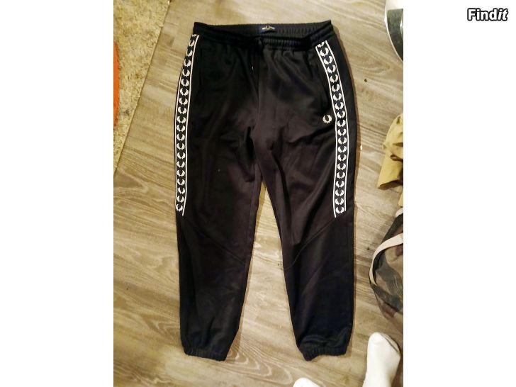 Myydään Fred Perry housut UUDET