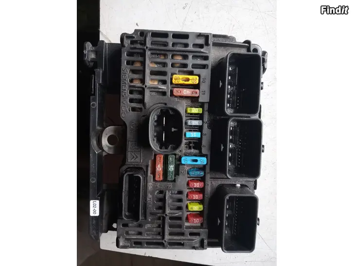 Myydään Peugeot 407 2006 moottoritilan sulake+rele rasia BSM LO2-00 PSA 9656086180