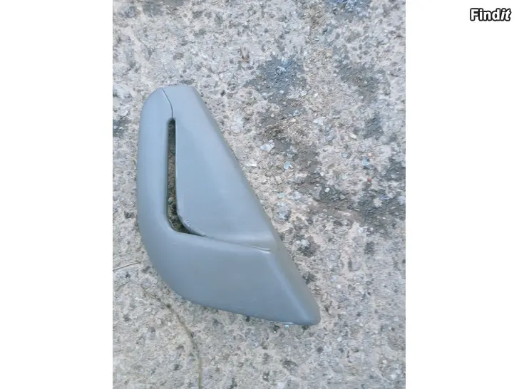 Myydään Saab 95 2007 turvavyön läpiviennin muovi V.E
