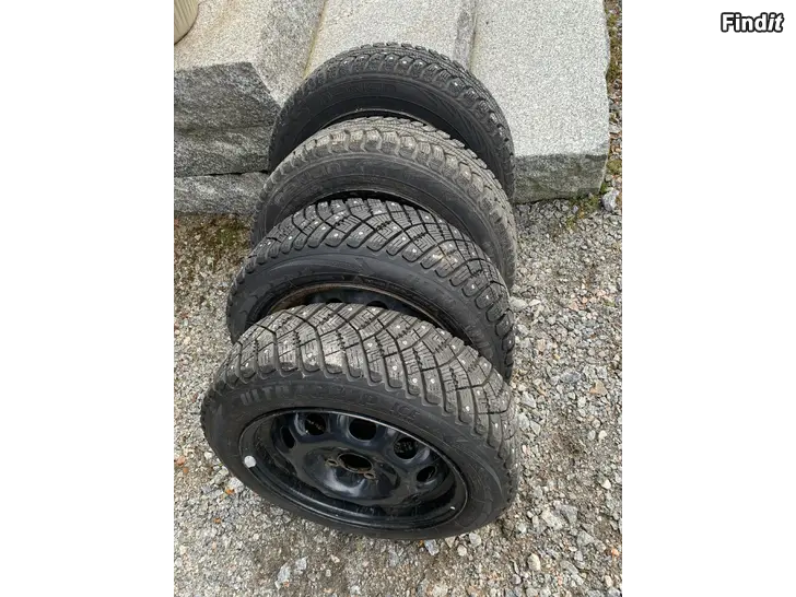 Myydään Hyvät nastarenkaat Nissan Micra vanteilla