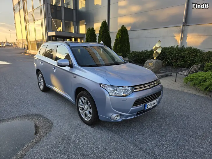 Säljes mitsubishi outlander Bensin/laddhybrid Nybesiktad