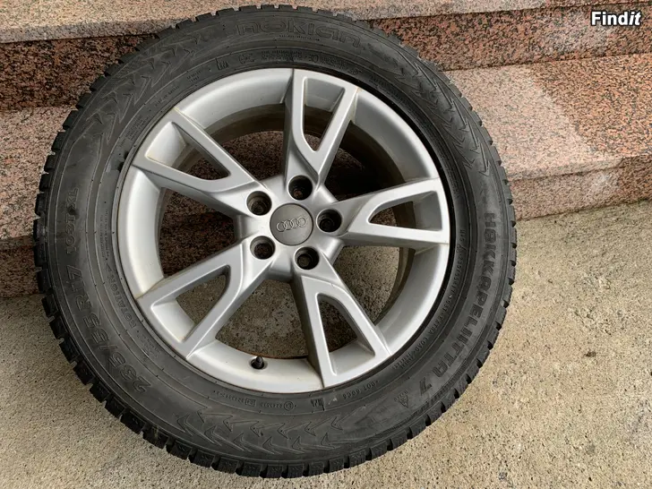 Myydään Audi alkuperäiset 17 vanteet nastarenkailla