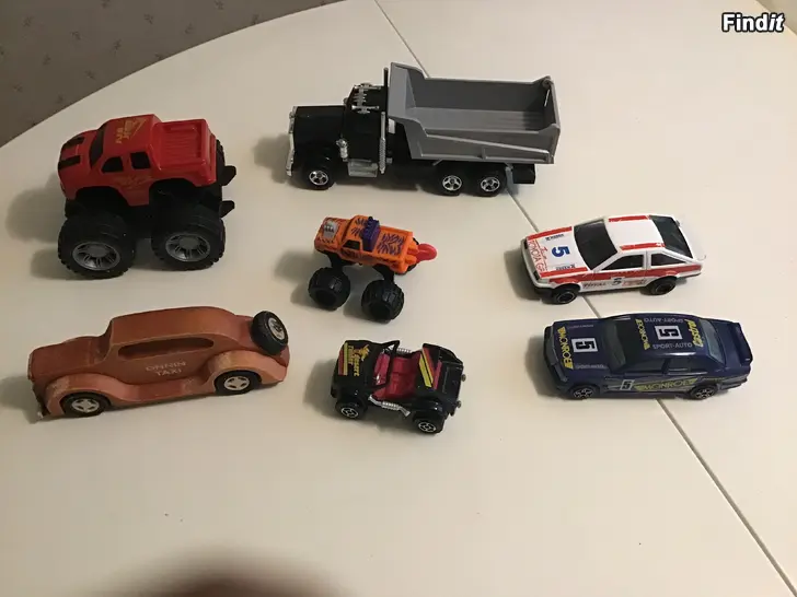 Säljes 7 st små bilar i trä, metall och plast