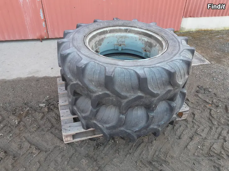 Myydään Käyt. 12,4R24 pyörät