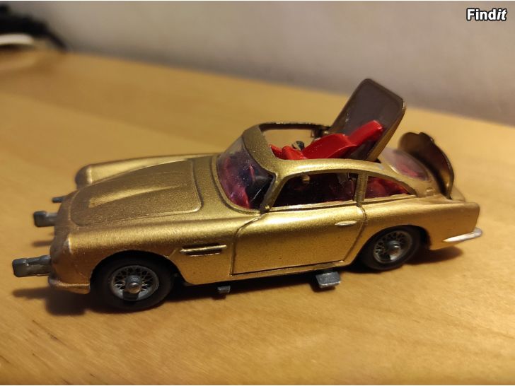 Myydään Corgi 261-1965, James Bonds Aston Martin DB5. Keräilyauto