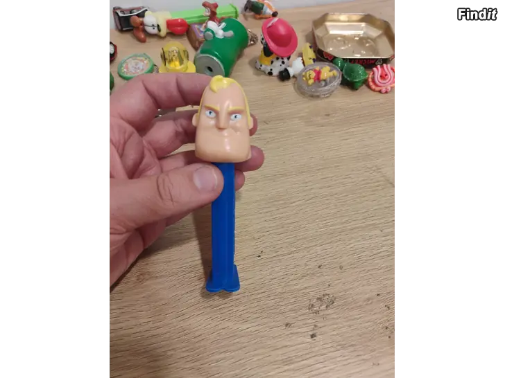 Myydään Ihmeperhe ja Karvinen pez karkki koneet