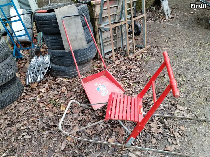 Myydään Lasten potkukelkka ja lumikola