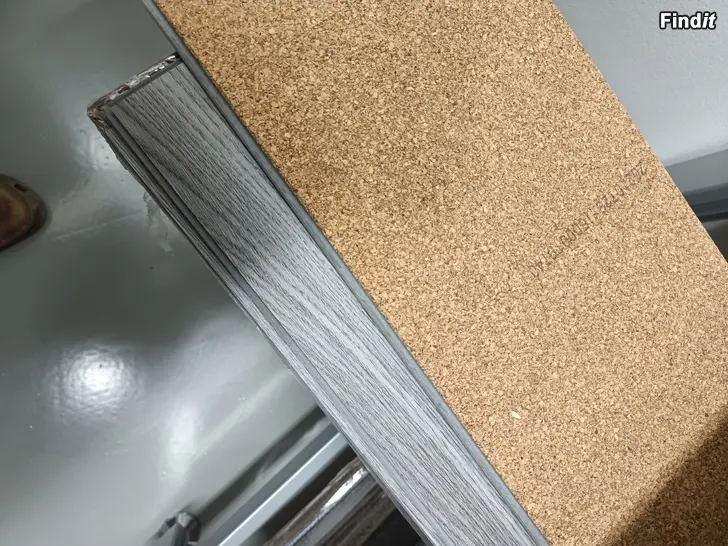 Myydään Korkki vinyyliä 87neliöö