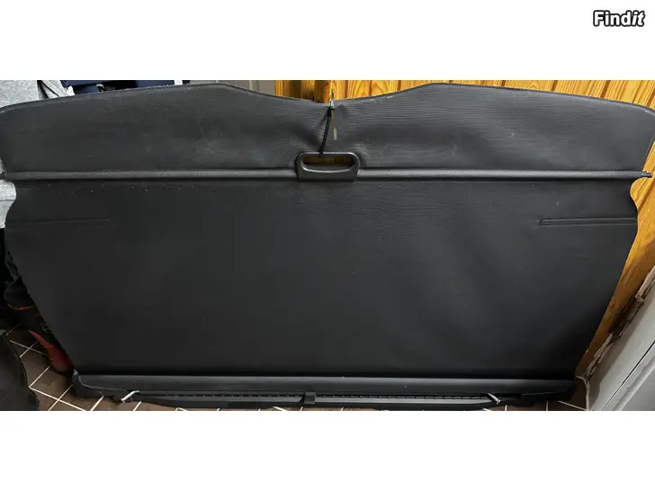 Myydään BMW E61 tavaratilansuoja + koiraverkko