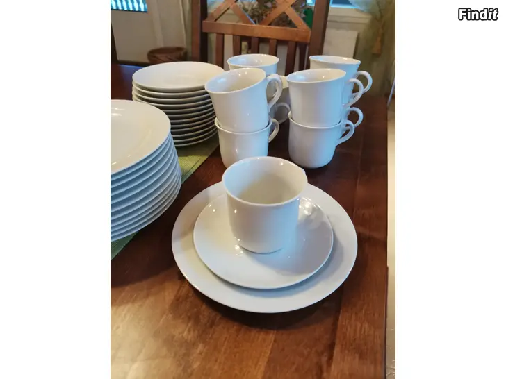 Myydään 10 kahvikupit ja kakkulautaset