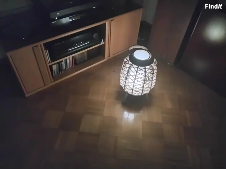 Säljes Golvlampa med batterier. För innebruk eller ex. på balkongen