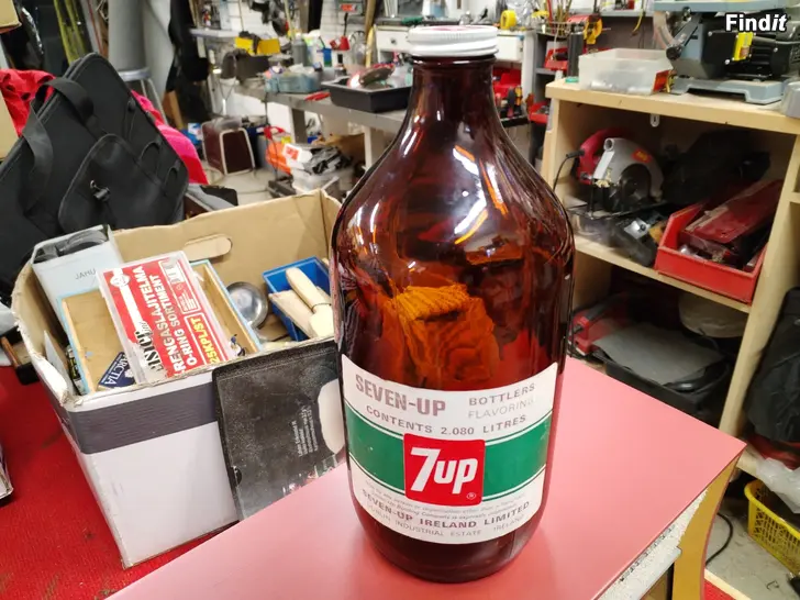 Myydään Seven Up pullo